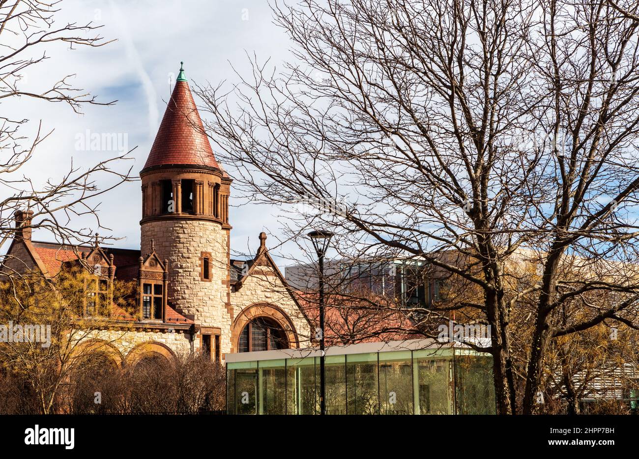 Cambridge, Massachusetts, États-Unis - 19 février 2022 : bibliothèque publique historique de Cambridge construite en 1888. Motif Romaneque de Richardsonian. Banque D'Images