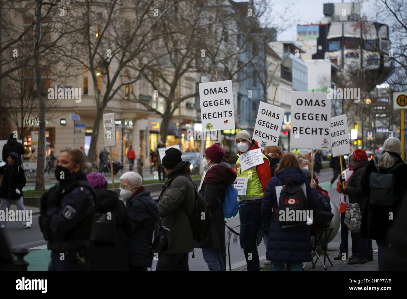 Berlin, Steglitz, Allemagne. 22nd févr. 2022. Des manifestants contre la haine et les discours de haine dans la rue du SchloÃŸstrasse à Berlin-Steglitz. (Credit image: © Simone Kuhlmey/Pacific Press via ZUMA Press Wire) Banque D'Images