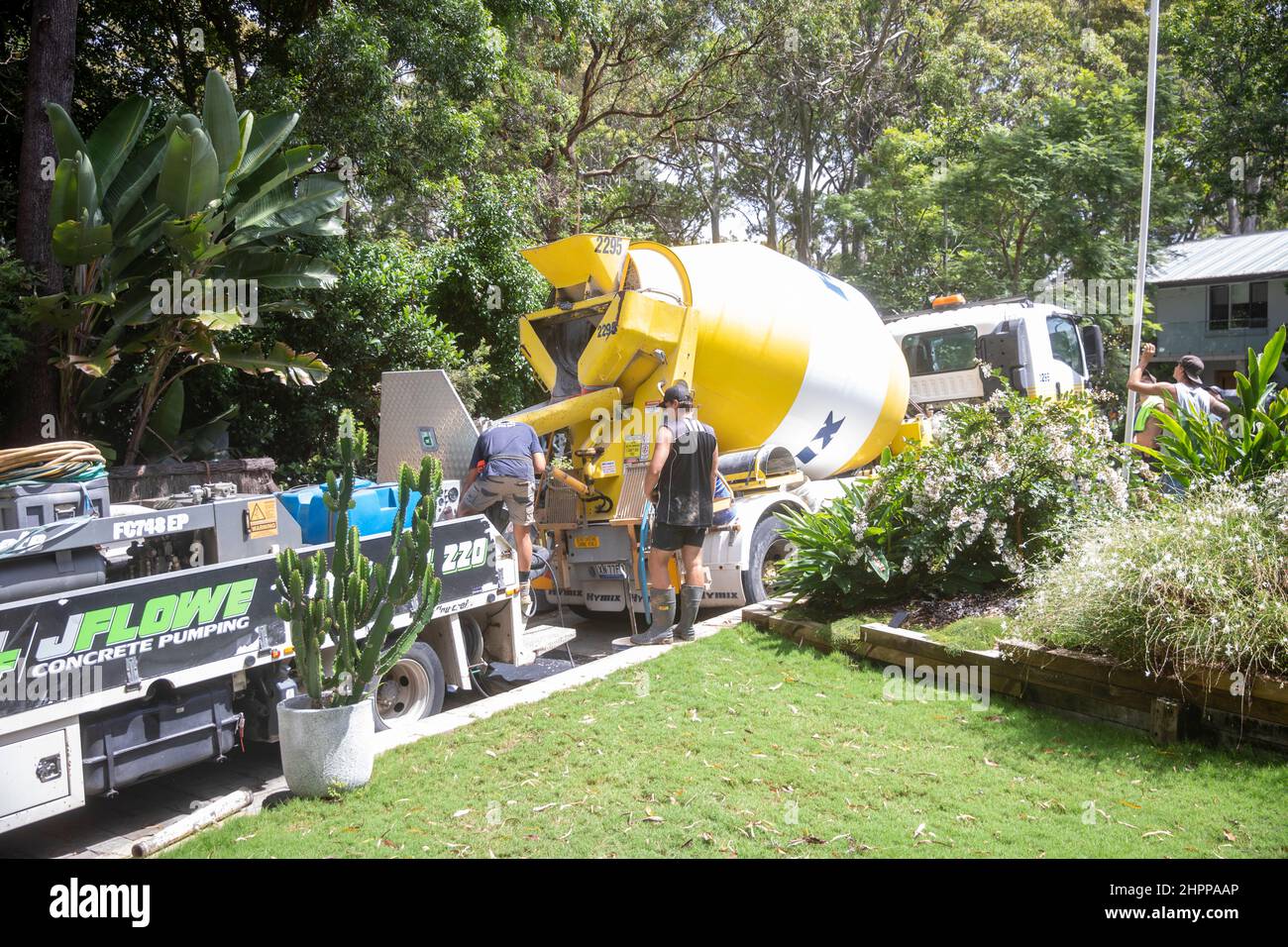 Chariot à béton prêt à l'emploi Moix livrant du béton dans une pompe à béton montée sur camion pour les travaux de construction domiciliaire, Sydney, Nouvelle-Galles du Sud, Australie Banque D'Images
