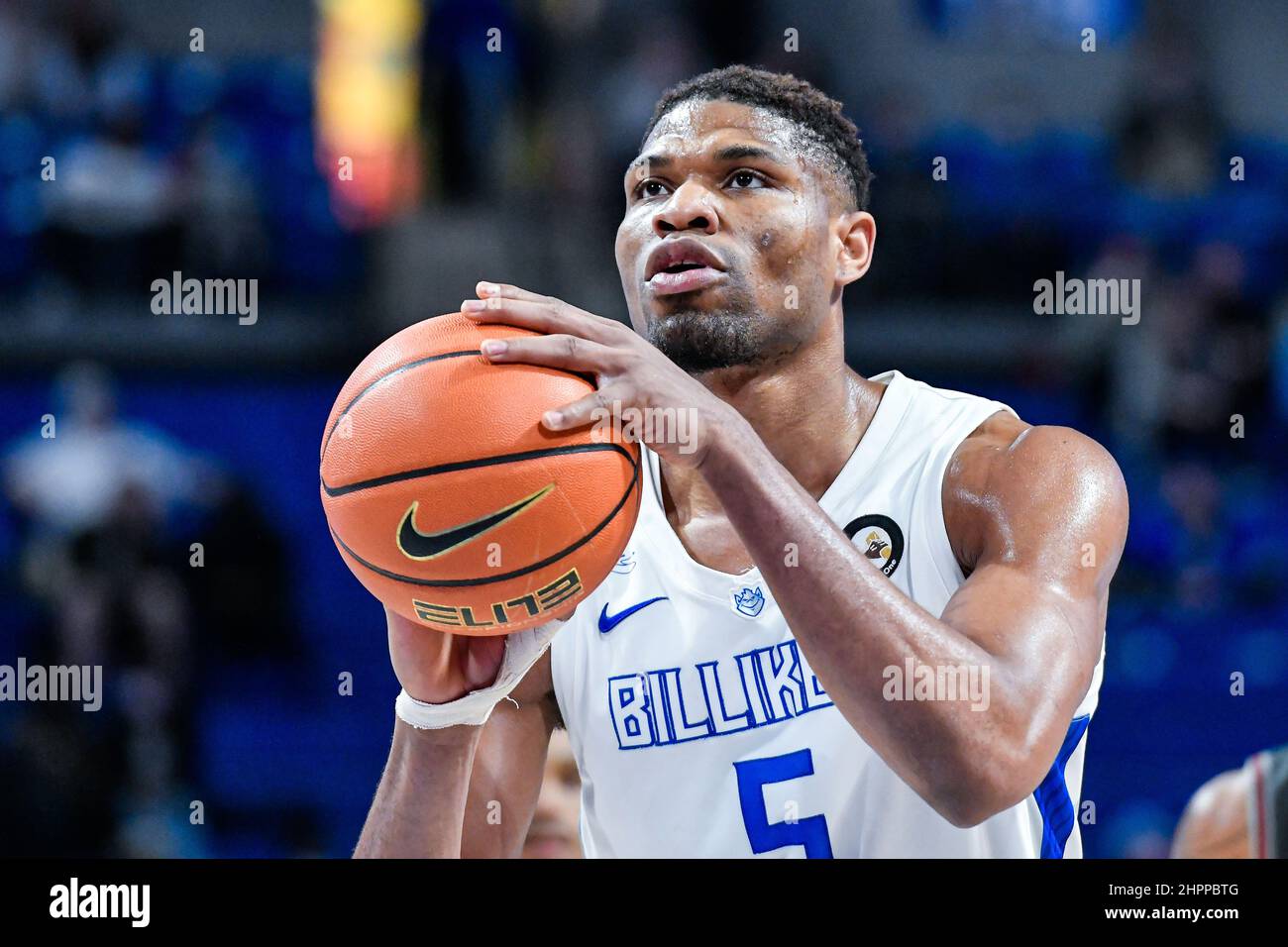 St. Louis, États-Unis, 21 février 2022 : l'avant de Saint Louis Billikens Francis Okoro (5) prend un coup de feu gratuit dans un jeu de conférence A-10 où les faucons de Saint Joseph ont visité le Saint Louis Billikens. Tenue à l'aréna Chaifetz à Saint-Louis, Mo Richard Ulreich/CSM Banque D'Images