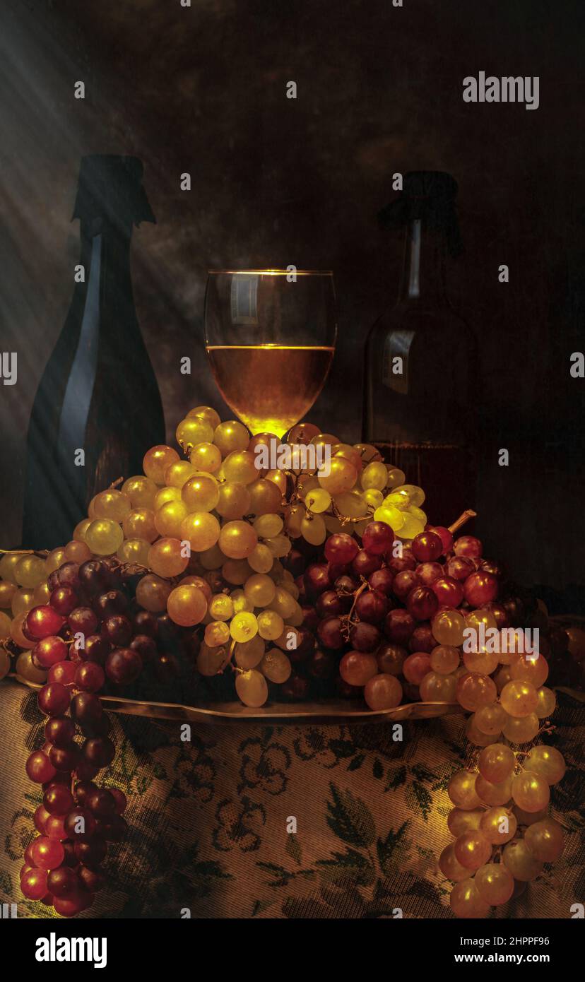 Bodegón de uvas, vino y botellas. / La vie de raisins, vin et bouteilles. Banque D'Images