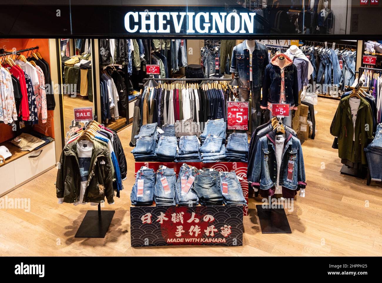 Boutique de la marque française Chevignon dans le quartier de Tung Chung à  Hong Kong.(Photo de Budrul Chukrut / SOPA Images/Sipa USA Photo Stock -  Alamy