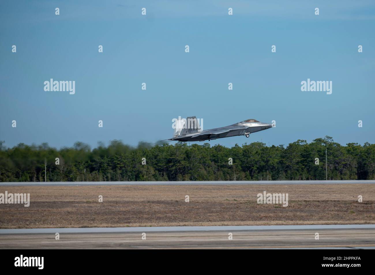 Un F-22 Raptor de la Force aérienne des États-Unis affecté au 43d Fighter Squadron, prend son envol à la base aérienne d'Eglin, en Floride, le 1 février 2022. Le Raptor est un avion de chasse multirôle de 5th générations avec furtivité, super croisière, maniabilité avancée et avionique intégrée. (É.-U. Photo de la Force aérienne par Airman classe 1st Tiffany Price) Banque D'Images