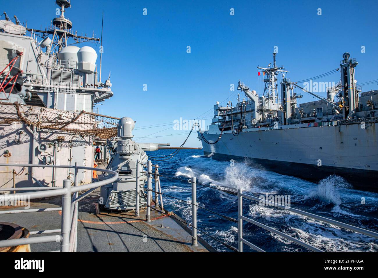 220218-N-AO868-1062 MER ADRIATIQUE (FÉV 18, 2022) le croiseur de missiles guidés de classe Ticonderoga USS San Jacinto (CG 56) effectue un réapprovisionnement en mer avec le navire de ravitaillement de la flotte USNS Supply (T-AO6), 18 février 2022. San Jacinto est déployé avec le Harry S. Truman Carrier Strike Group dans le cadre d'un déploiement prévu dans la zone d'opérations de la Sixième flotte américaine afin de soutenir les intérêts nationaux, la sécurité et la stabilité des États-Unis en Europe et en Afrique. (É.-U. Navy photo by Mass communication Specialist 3rd Class Conner Foy/Released) Banque D'Images