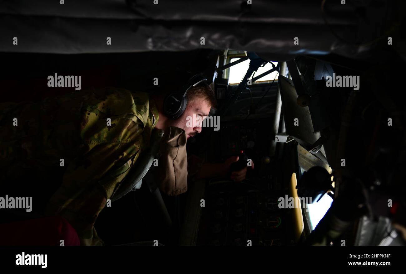 U.S. Air Force Airman 1st classe Ayden Geilinger, 50th Expeditionary Air ravitailling Squadron spécialiste du ravitaillement en vol, se prépare à ravitailler un avion au-dessus de l'Asie du Sud-Ouest, le 16 février 2022. Les spécialistes du ravitaillement en carburant ont besoin de mains et de nerfs réguliers pour mener à bien leurs missions de ravitaillement en vol. (É.-U. Photo de la Force aérienne par Tech. Sgt. Sergio A. Gamboa) Banque D'Images