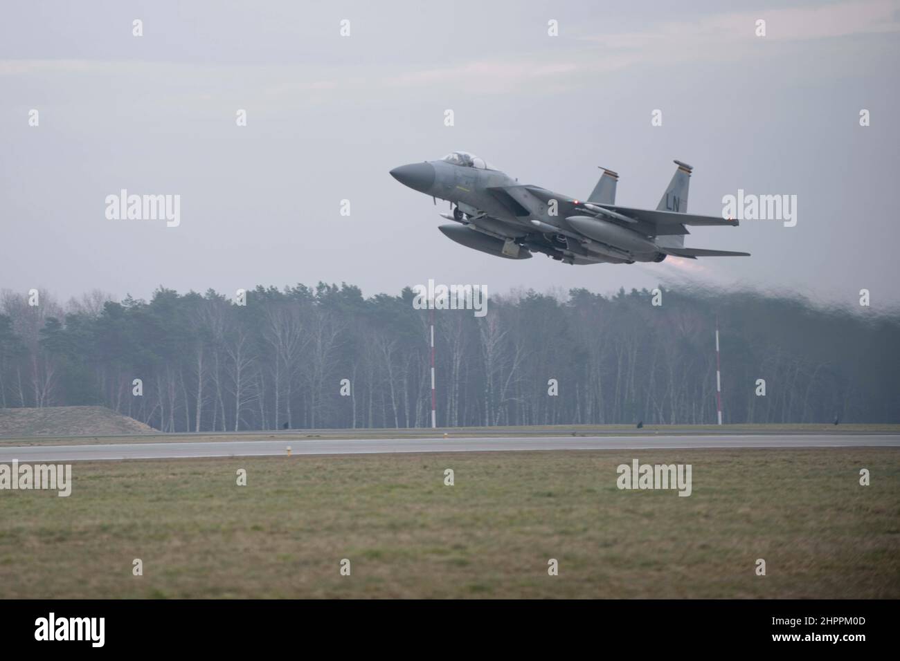Un aigle F-15C de la Force aérienne des États-Unis affecté à l'escadron de chasse 493rd, la Royal Air Force (RAF) Lakenheath prend son envol à l'appui de missions de police aérienne renforcée de l'Organisation du Traité de l'Atlantique Nord (OTAN) avec la Force aérienne polonaise à la base aérienne de Łask, en Pologne, le 15 février 2022. L’intégration et l’entraînement de la Défense aérienne démontrent les capacités, la volonté et la détermination de l’OTAN à protéger les populations alliées. (É.-U. Photo de la Force aérienne par Tech. Sgt. Jacob Albers) Banque D'Images