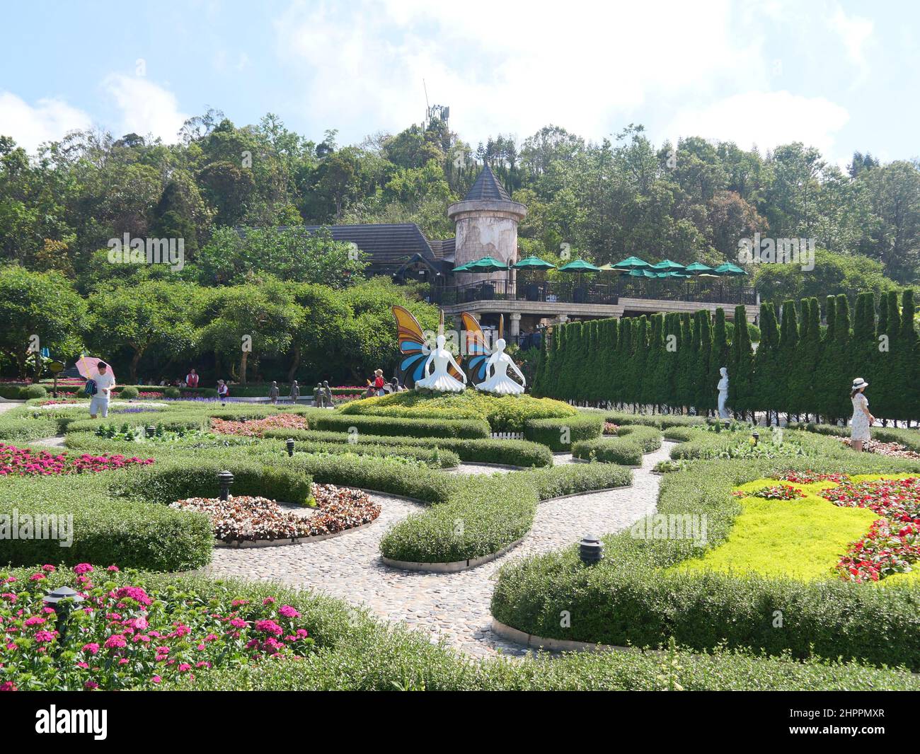 Da Nang, Vietnam - 12 avril 2021 : touristes dans le jardin des fleurs et des statues des collines de Ba Na, un célèbre parc à thème et station balnéaire dans le centre du Vietnam Banque D'Images