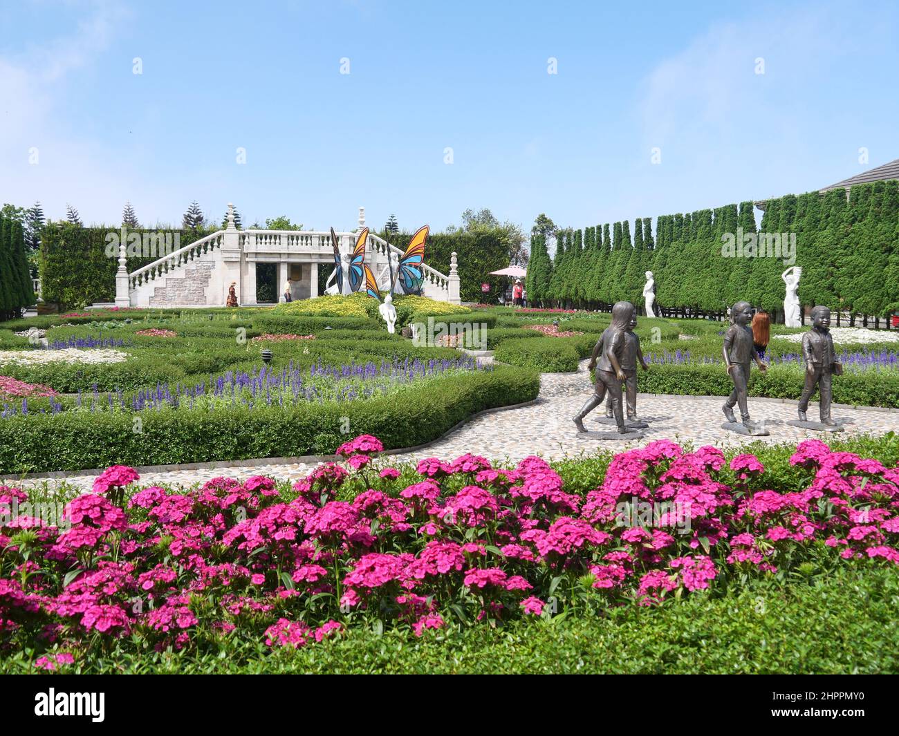 Da Nang, Vietnam - 12 avril 2021 : touristes dans le jardin des fleurs et des statues des collines de Ba Na, un célèbre parc à thème et station balnéaire dans le centre du Vietnam Banque D'Images