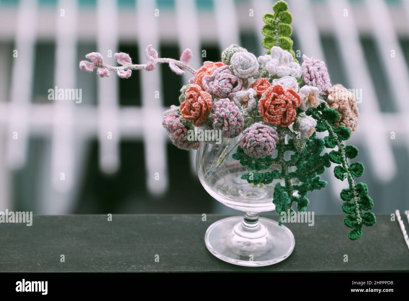 Incroyable pot de fleur fait main crochet de fil avec mini rose et feuille  verte pour la décoration maison, l'art peut faire un cadeau Photo Stock -  Alamy