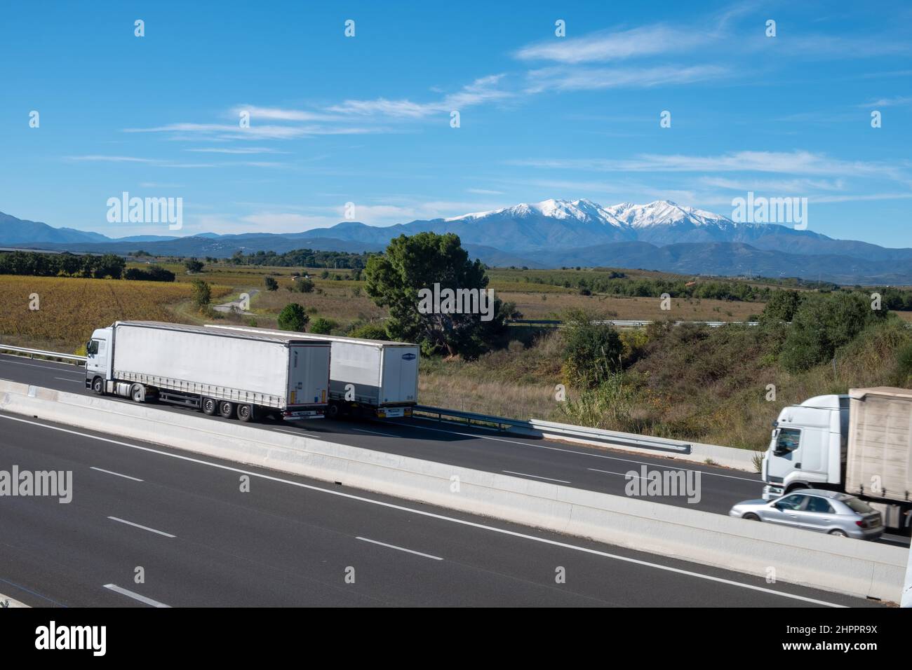 France Pyrénées Orientales Canigou montain trafic routier export route frontière espagnole Banque D'Images
