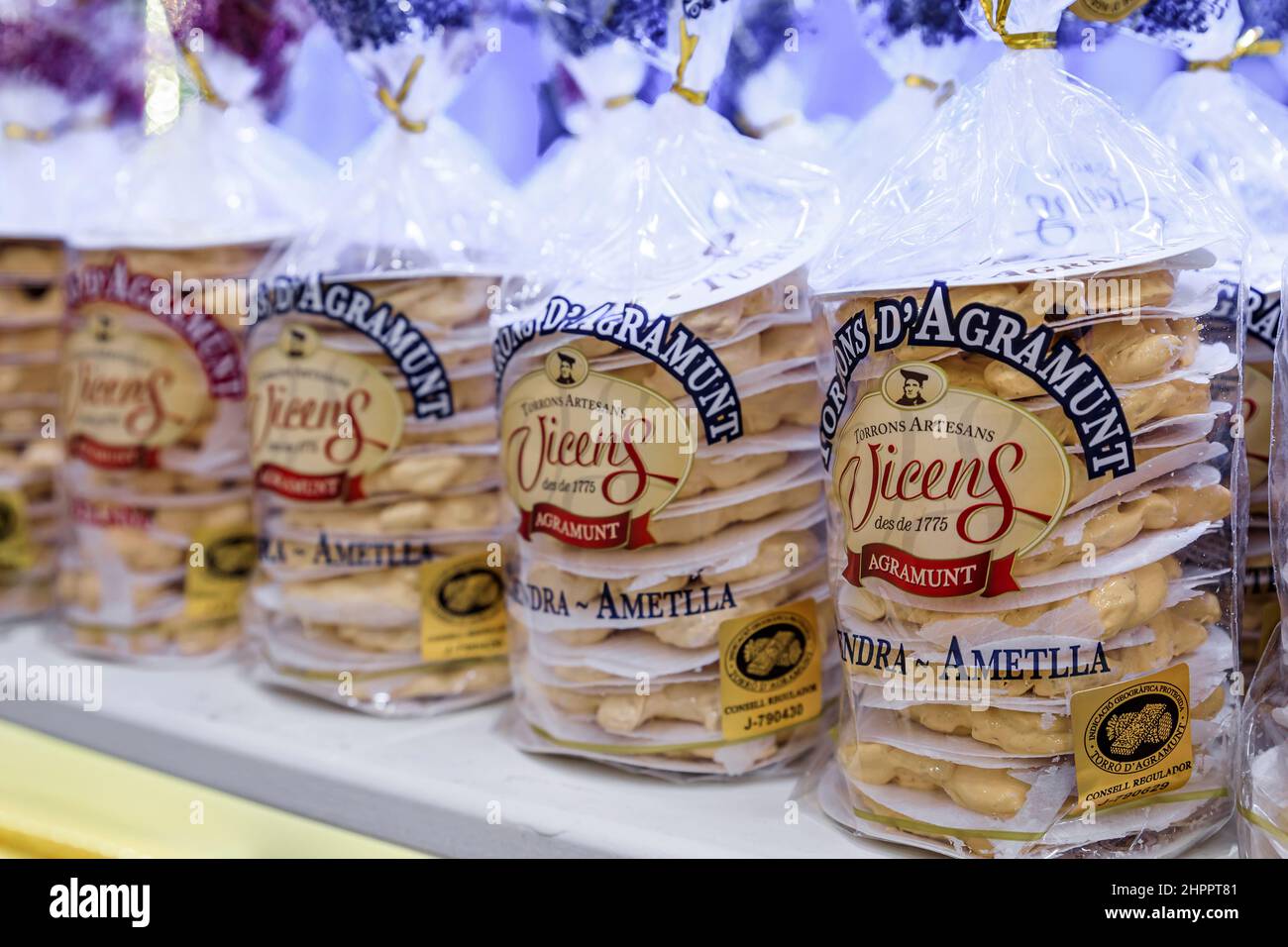 Madrid, Espagne - 28 juin 2021 : barres de chocolat exposées au magasin Torrons Vicens, société artisanale de chocolat depuis 1775 avec des boutiques dans le monde entier Banque D'Images