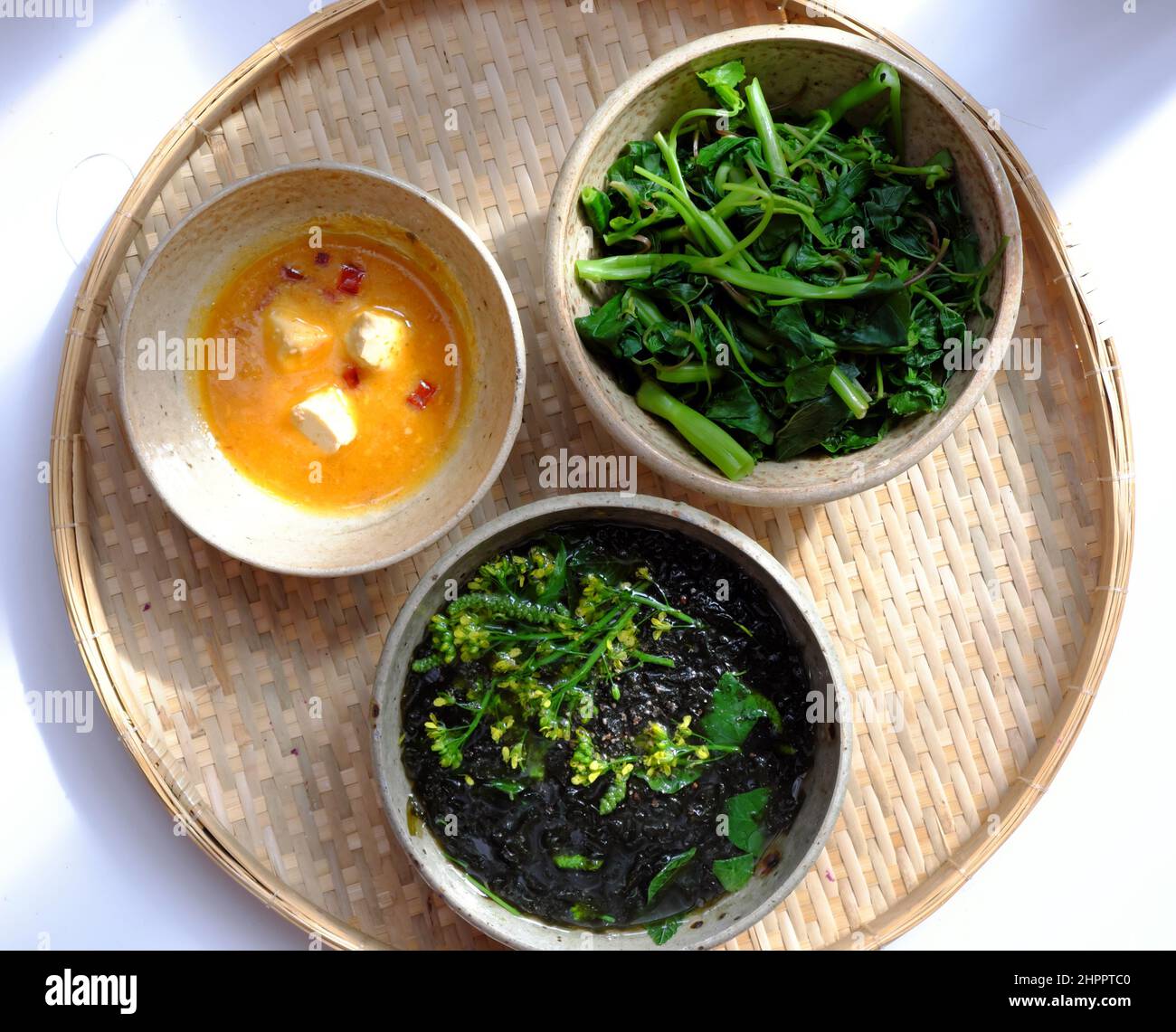 Vue de dessus cuisine vietnamienne pour un repas de famille quotidien, plateau de repas végétalien avec soupe d'algues végétales, épinards bouillis avec tofu, menu sans viande bon pour Banque D'Images