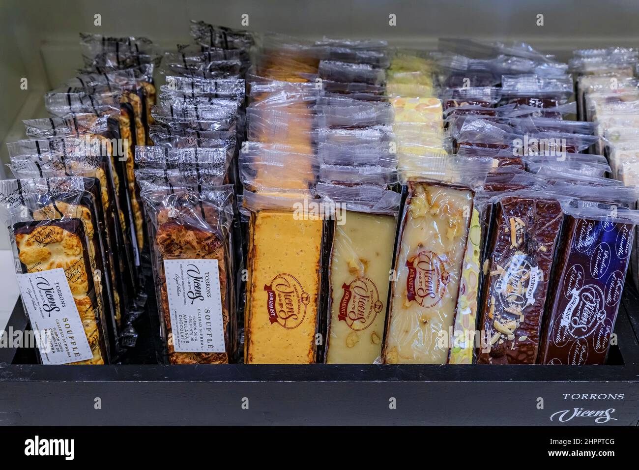 Madrid, Espagne - 28 juin 2021 : barres de chocolat exposées au magasin Torrons Vicens, société artisanale de chocolat depuis 1775 avec des boutiques dans le monde entier Banque D'Images