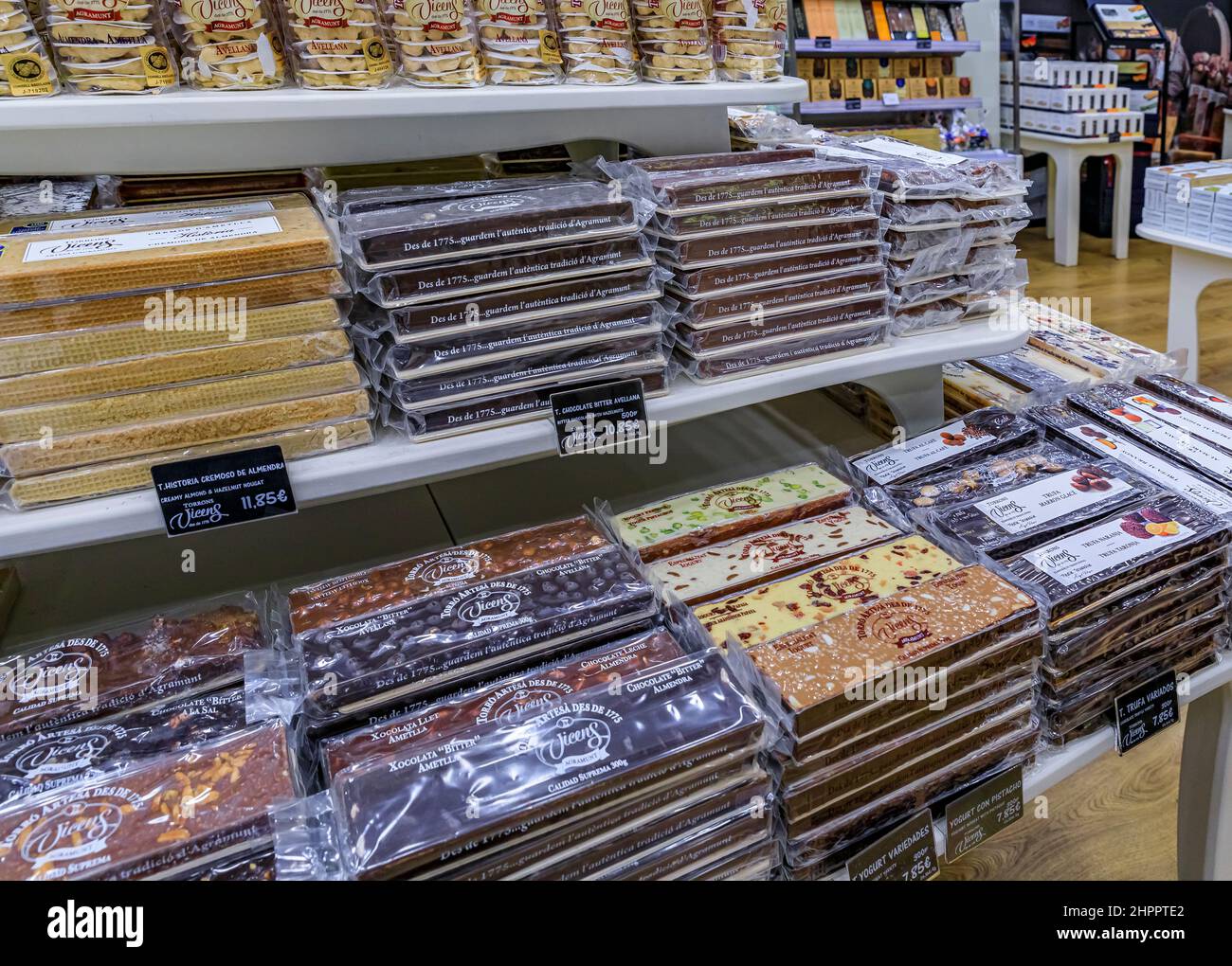 Madrid, Espagne - 28 juin 2021 : barres de chocolat exposées au magasin Torrons Vicens, société artisanale de chocolat depuis 1775 avec des boutiques dans le monde entier Banque D'Images