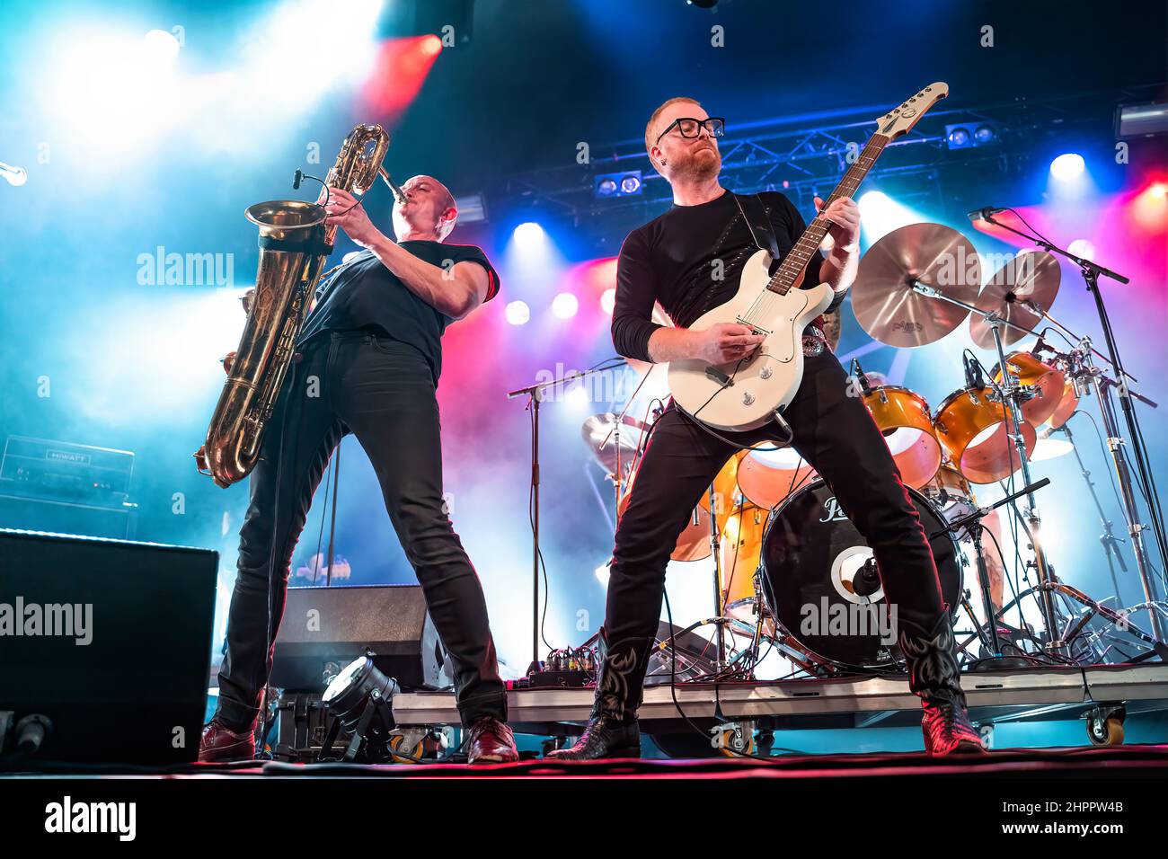 Bergen, Norvège. 19th, Ferruary 2022. Le groupe de rock lourd norvégien Spidergawd joue un concert à l'USF Verftet à Bergen. Ici, le chanteur, auteur-compositeur et musicien Per Borten (R) est vu en direct sur scène avec le musicien Rolf Martin Snustad (L). (Photo: Gonzales photo - Jarle H. Moe). Banque D'Images