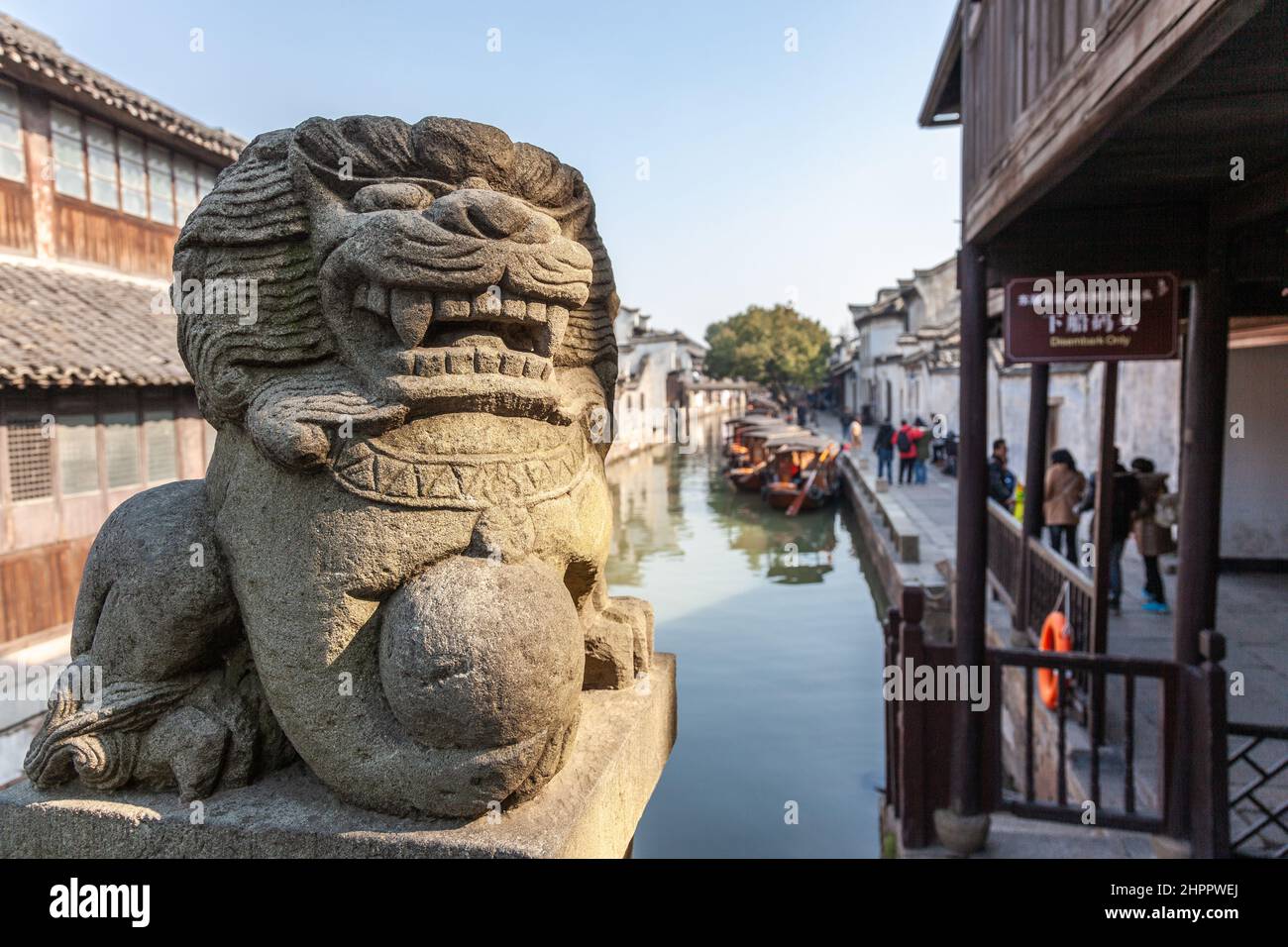 Garde au lion en pierre à l'entrée du village aquatique de Wenzhou, en Chine Banque D'Images