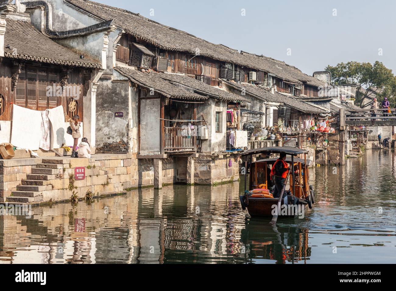 Vieilles maisons traditionnelles en bois le long du canal principal dans le village aquatique de Wenzhou, en Chine Banque D'Images