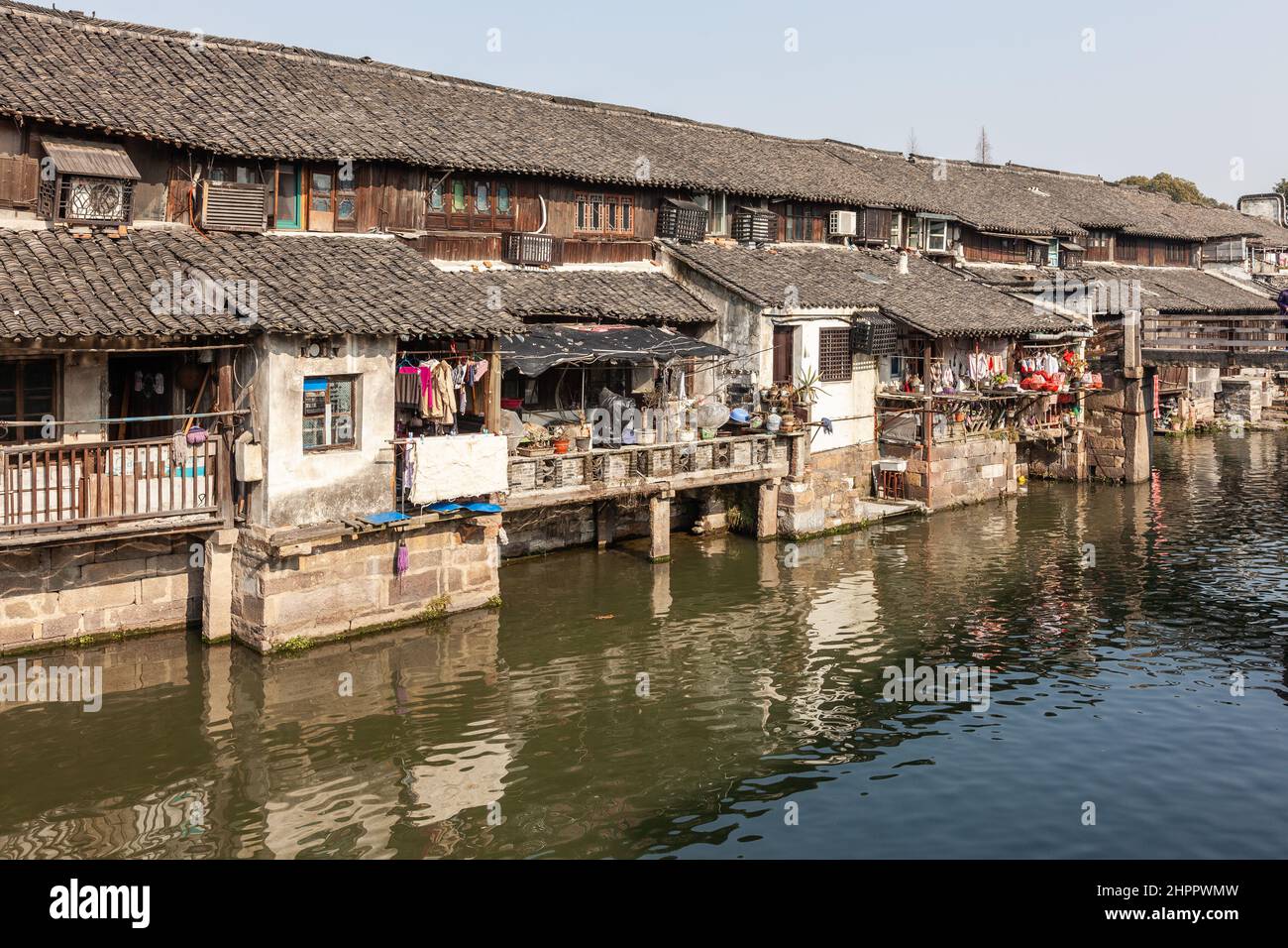 Vieilles maisons traditionnelles en bois le long du canal principal dans le village aquatique de Wenzhou, en Chine Banque D'Images