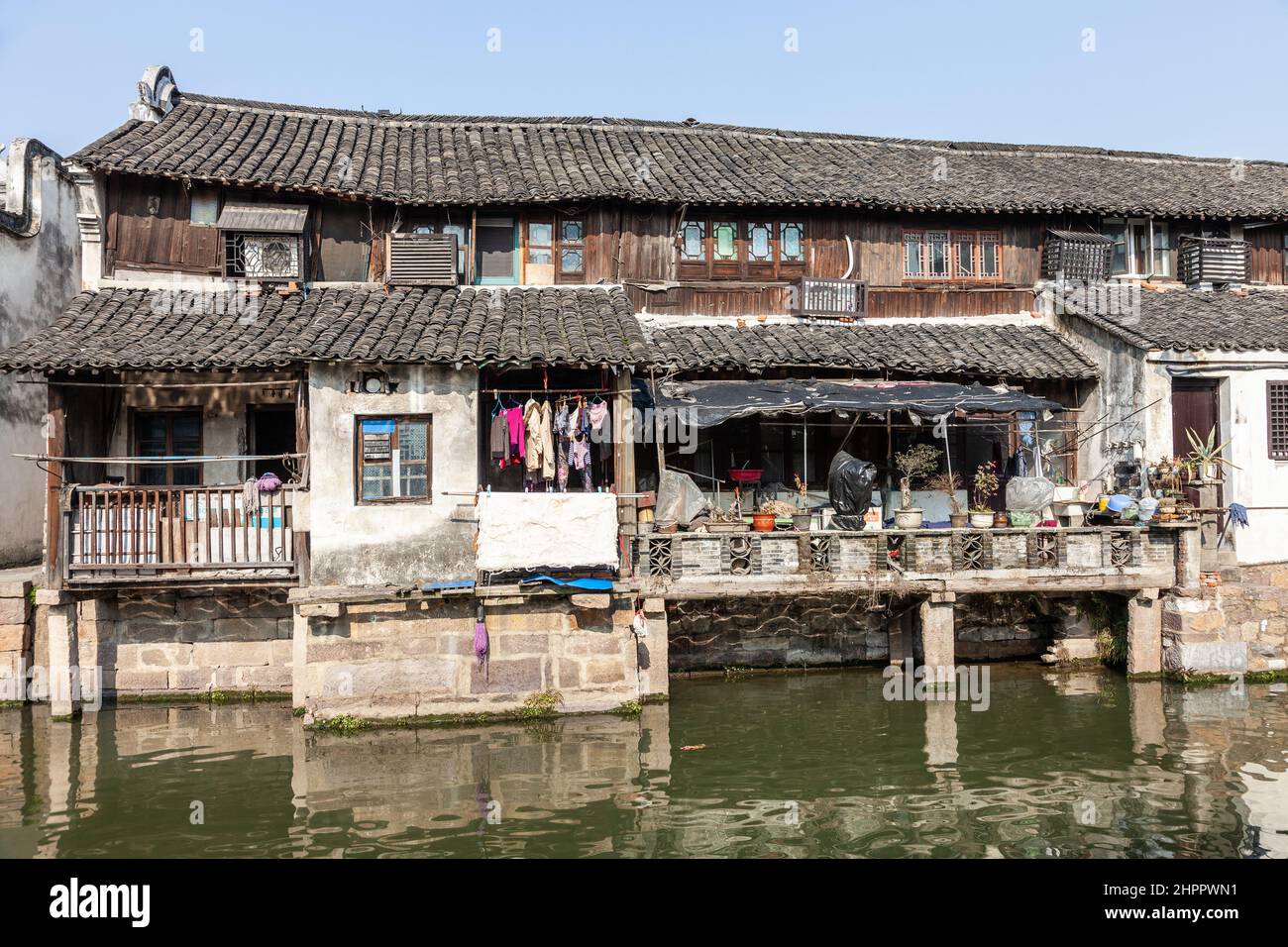 Vieilles maisons traditionnelles en bois le long du canal principal dans le village aquatique de Wenzhou, en Chine Banque D'Images