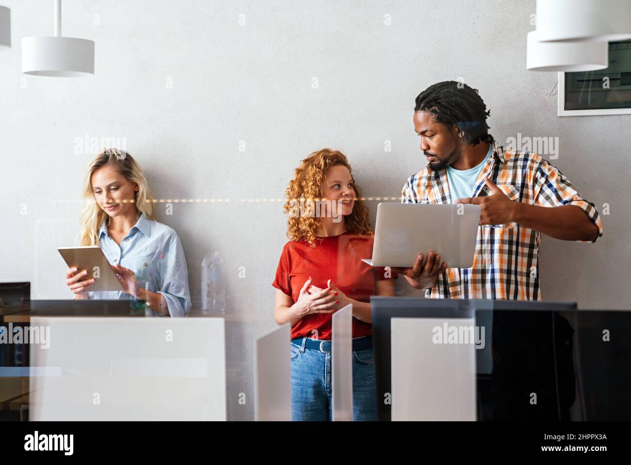 De jeunes collègues d'affaires heureux et performants travaillant au bureau.Concept de technologie des gens d'affaires Banque D'Images