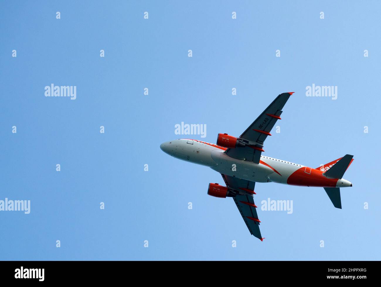 EasyJet Europe Airbus A319-111 avec enregistrement d'un avion OE-LKD au ciel bleu Banque D'Images