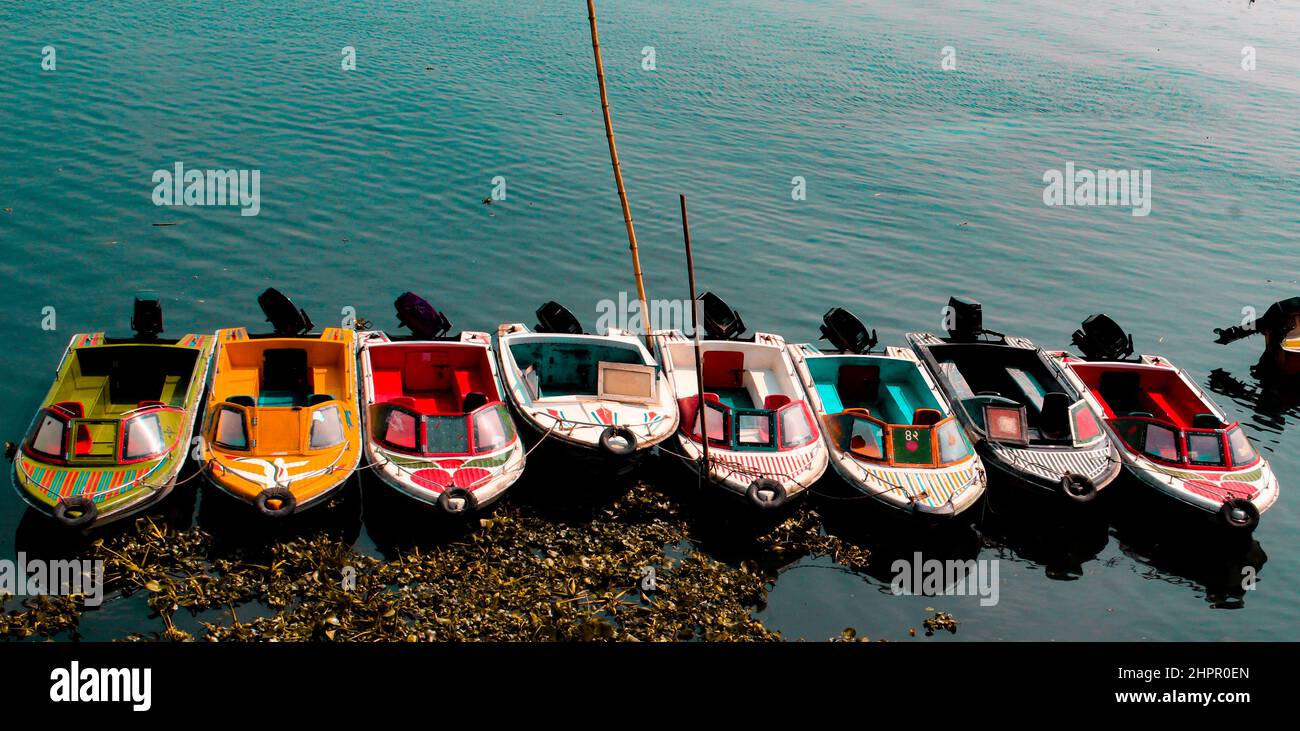 Bateau à grande vitesse coloré au Bangladesh Banque D'Images