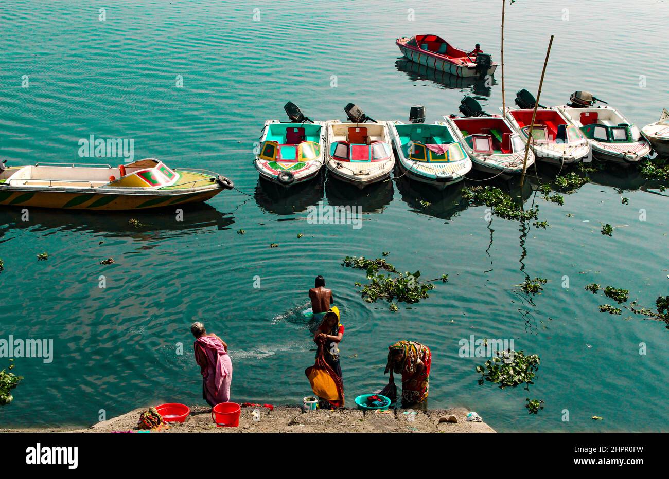 Bateau à grande vitesse coloré au Bangladesh Banque D'Images