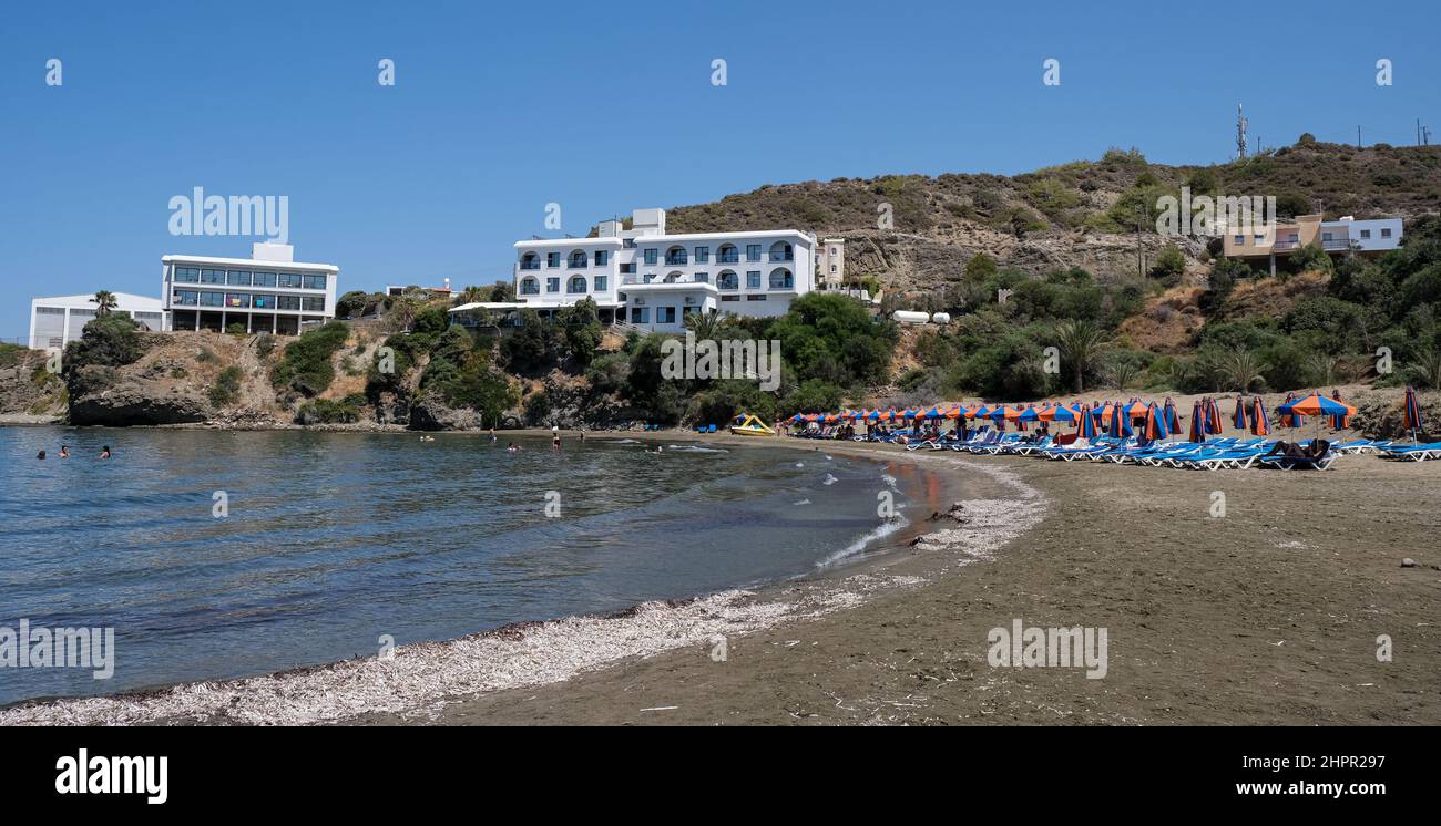 Touristes nageant dans l'eau de mer turquoise, se détendre et bronzer sous des parasols de plage. Vacances d'été. Banque D'Images