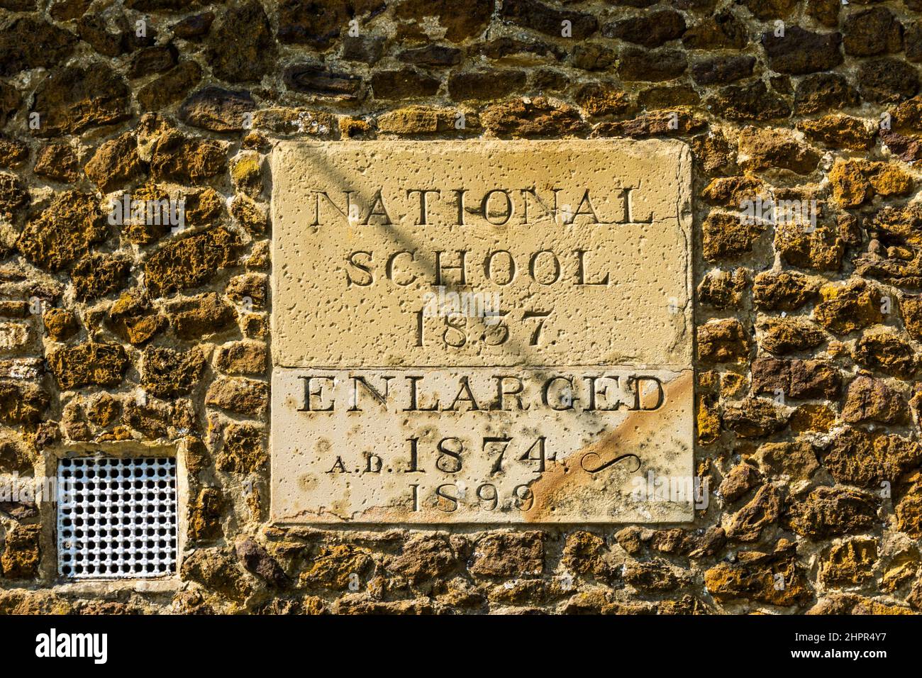 Plaque de pierre sur l'ancienne école nationale de West Winch, Norfolk. Banque D'Images