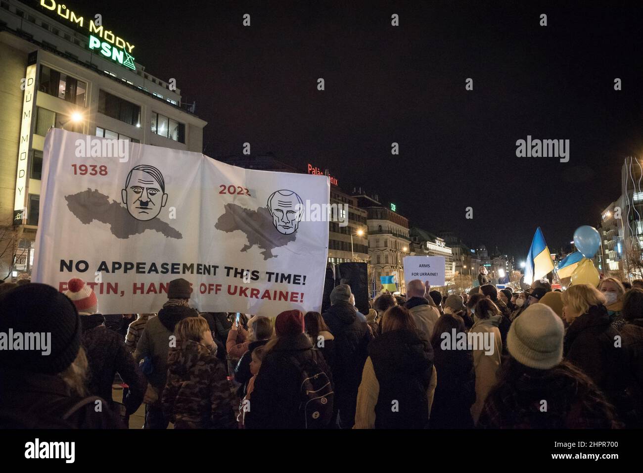 Un rassemblement, auquel ont participé environ 1 000 personnes et organisé par le mouvement million moments et d'autres groupes, a exprimé sa solidarité avec l'Ukraine et ses citi Banque D'Images