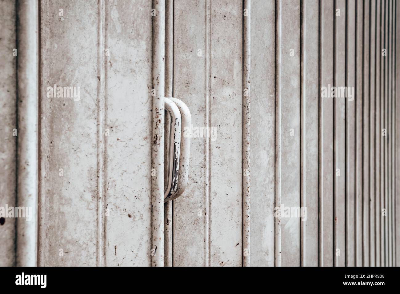 Stocker l'arrière-plan de texture du rideau de fer métallique avant. Enrouler l'arrière-plan des stores métalliques. Banque D'Images