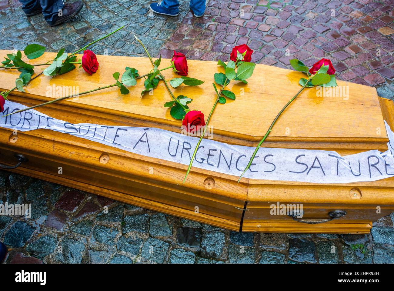 Paris, France, détail, travailleurs de la santé français manifestant avec Coffin on Street, contre la fermeture de l'hôpital français, Hôpital Hôtel Dieu, 2013 Banque D'Images