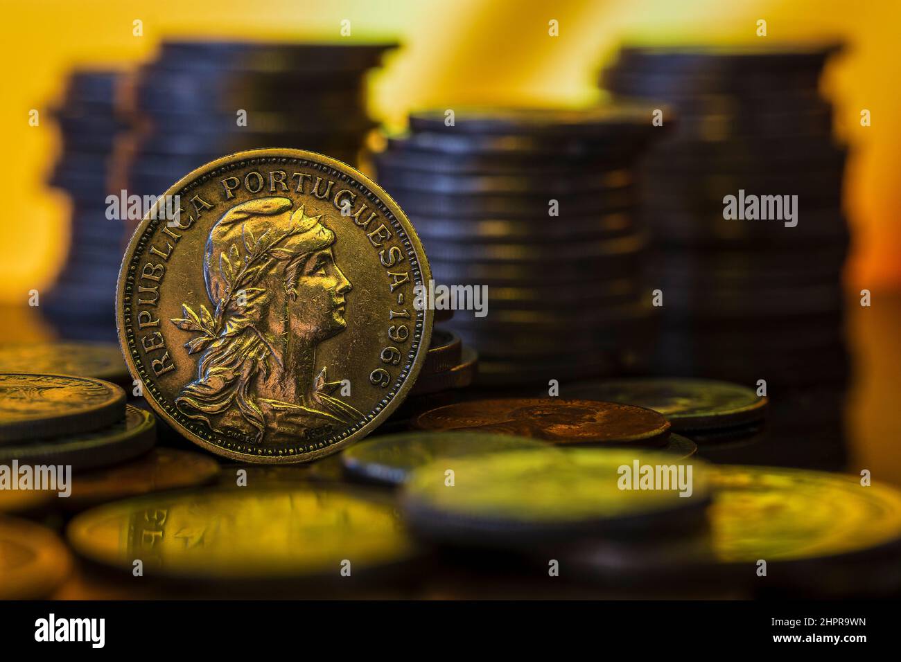 50 cents pièce portugaise 1966 fond jaune macro Banque D'Images