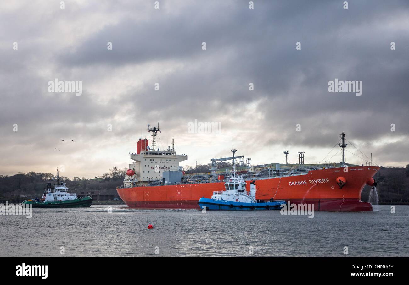 Marino point, Cork, Irlande. 23rd février, 2022.les bateaux de Tug Gerry O' Sullivan et Alex manœuvrent le Tanker Grande Riviere sur la rivière Lee alors qu'elle se prépare à quai à l'installation de port de Belvelly à Marino point, Co. Cork, Irlande avec une cargaison de méthanol - Credit; David Creedon / Alay Live News Banque D'Images