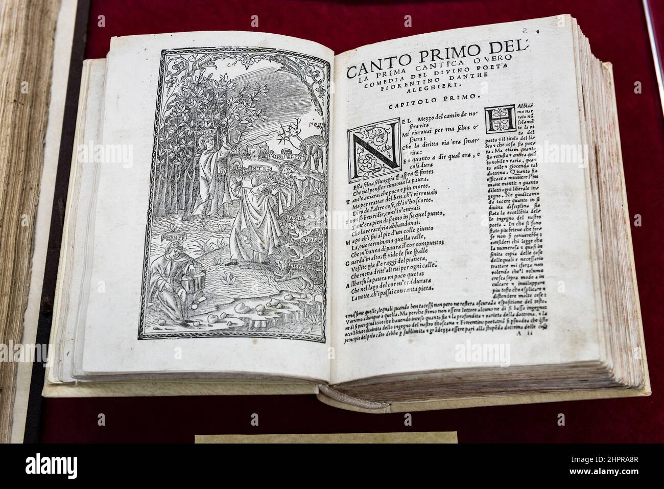Une première édition illustrée de la Divine Comédie de Dante, imprimée à Venise en 1536, maintenant à la bibliothèque du Collège de Capizzi à Bronte, Sicile, Italie Banque D'Images