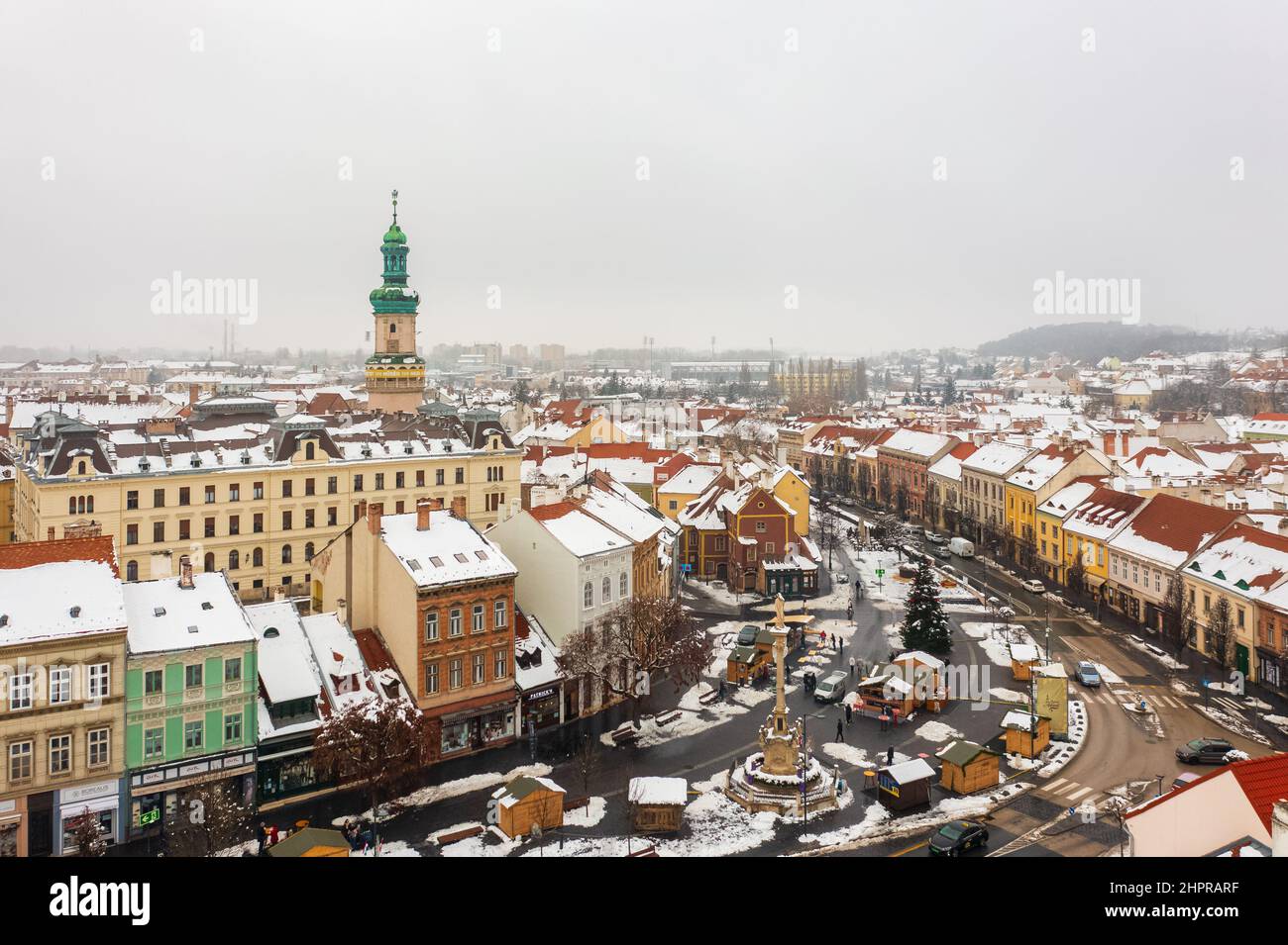 Vue aérienne sur l'emblématique tour de feu de la ville de Sopron. Paysage urbain d'hiver avec toits enneigés. Banque D'Images
