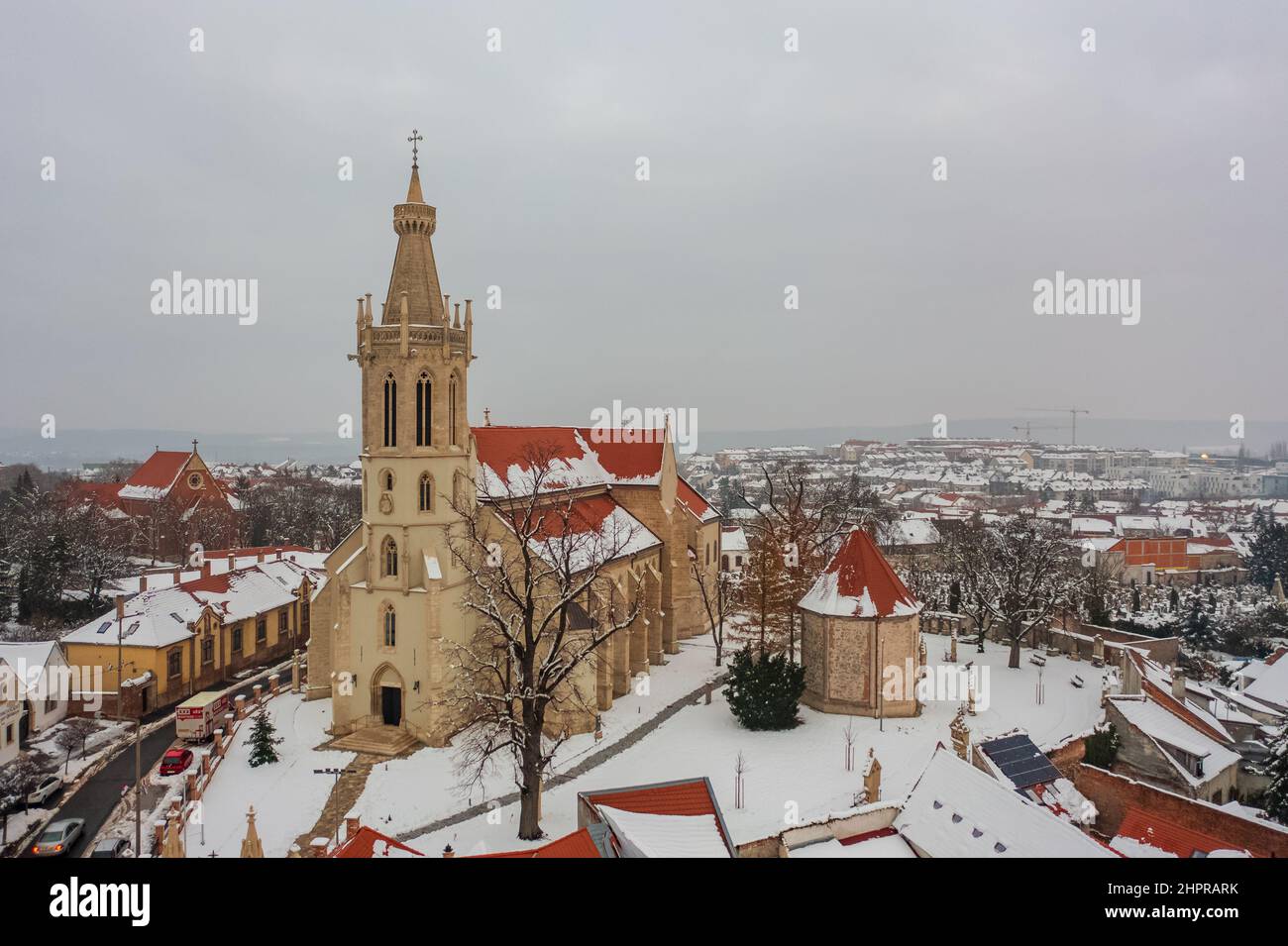 Vue aérienne sur l'église Saint-Michel à Sopron, Hongrie. Paysage urbain d'hiver. Banque D'Images