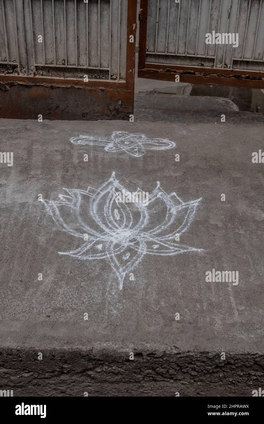 Le rangoli est un art originaire du sous-continent indien, dans lequel des motifs sont créés sur le sol ou un plan d'examen à l'aide de matériaux tels que le calcaire Banque D'Images