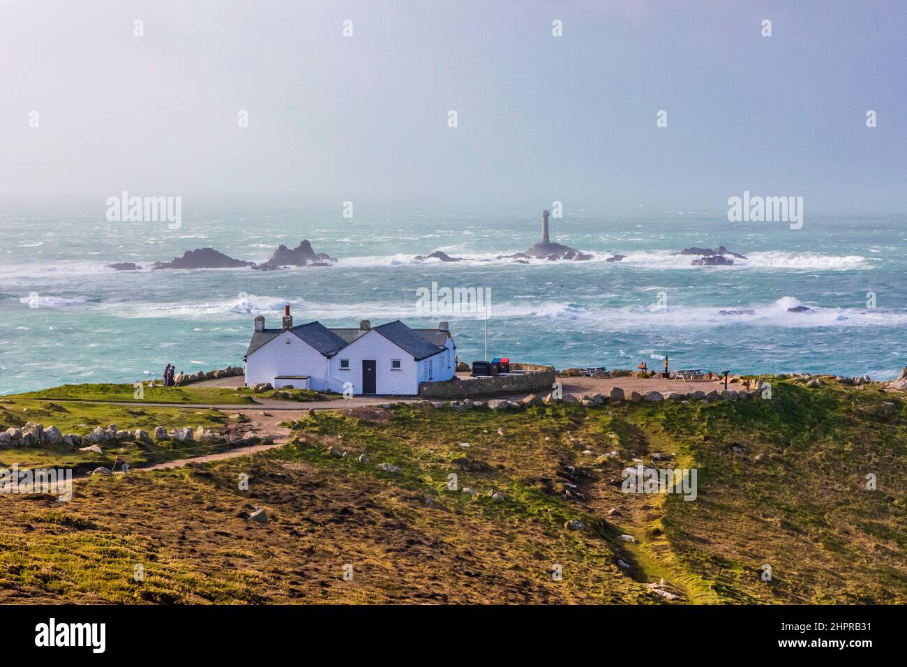 La première maison et la dernière maison, Lands End, Cornwall, au cours d'une gale d'hiver photographiée à partir du sentier public côtier Banque D'Images