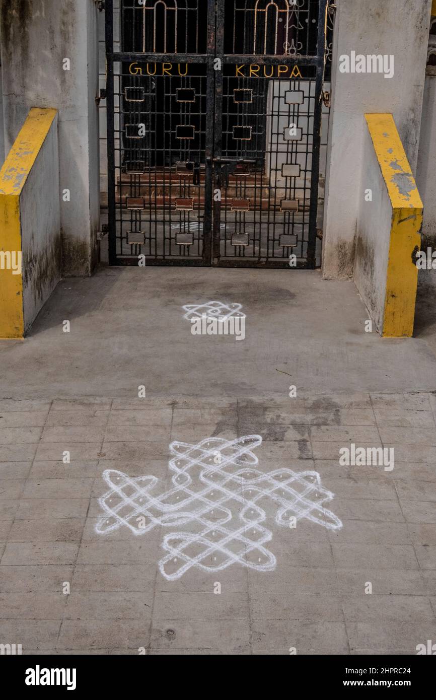 Le rangoli est un art originaire du sous-continent indien, dans lequel des motifs sont créés sur le sol ou un plan d'examen à l'aide de matériaux tels que le calcaire Banque D'Images