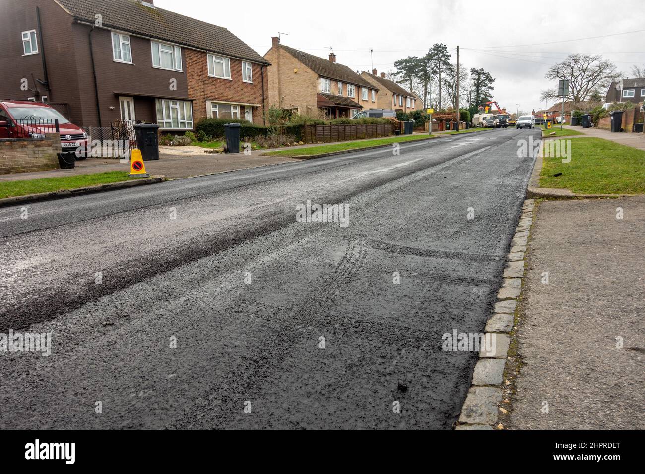 Une route récemment refaite avec du tarmac frais posé sur la surface de la route existante à Reading, au Royaume-Uni. Banque D'Images