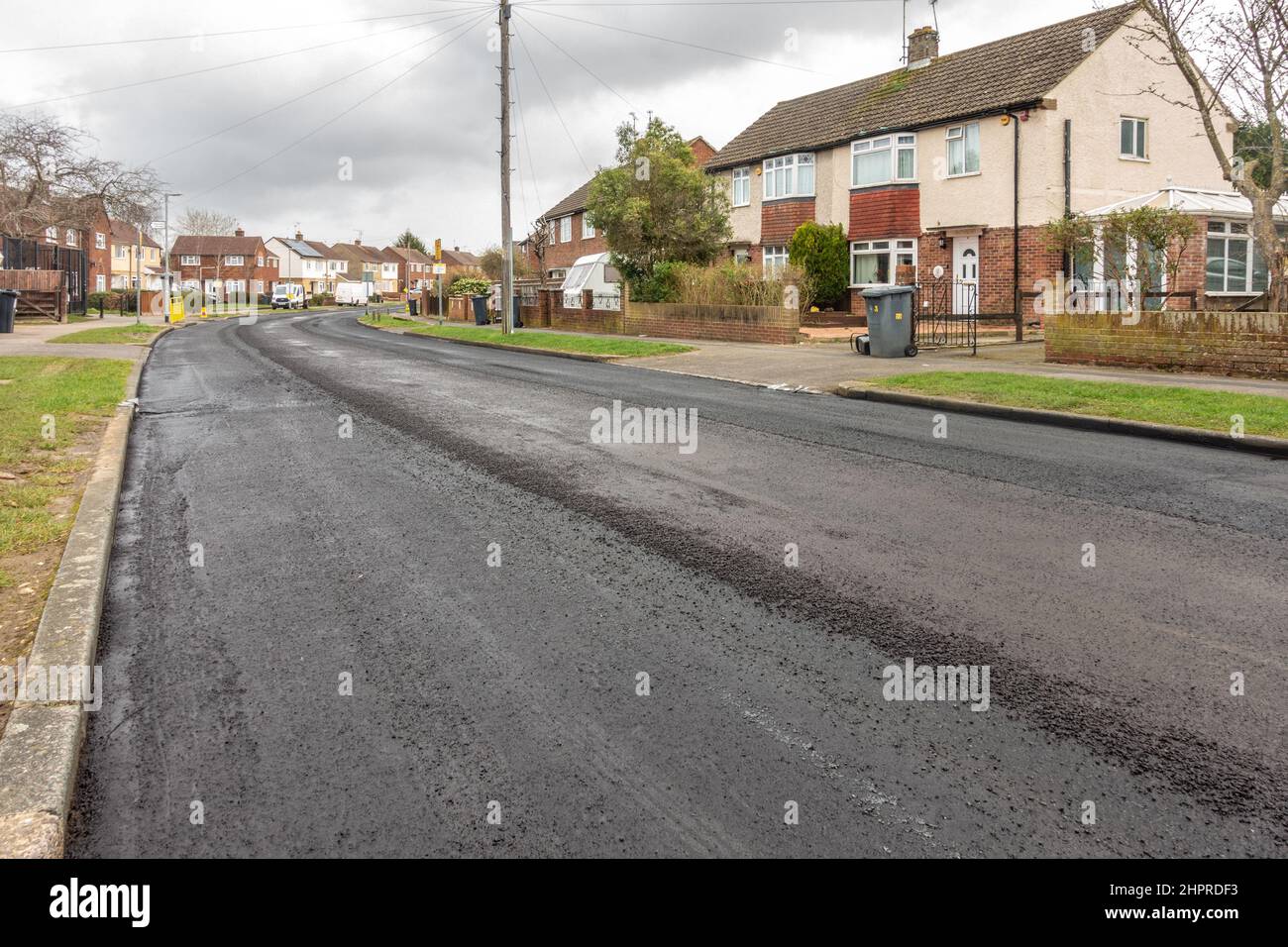 Une route récemment refaite avec du tarmac frais posé sur la surface de la route existante à Reading, au Royaume-Uni. Banque D'Images