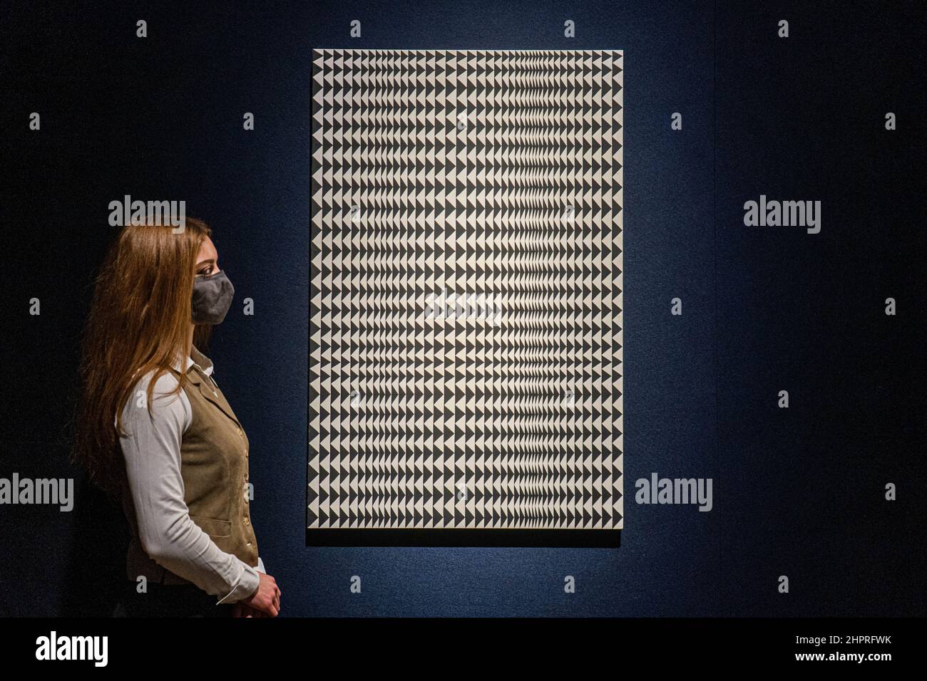 LONDRES, ROYAUME-UNI. 23rd févr. 2022. BRIDGET RILEY (B. 1931) Inverser, estimation:GBP 3 000 000 - GBP 5 000 000. Une vente avec des chefs-d'œuvre d'icônes modernes et contemporaines. La vente a lieu à la maison d'auciton de Christie le 1 mars 2022. Credit: amer ghazzal / Alamy Live News Banque D'Images