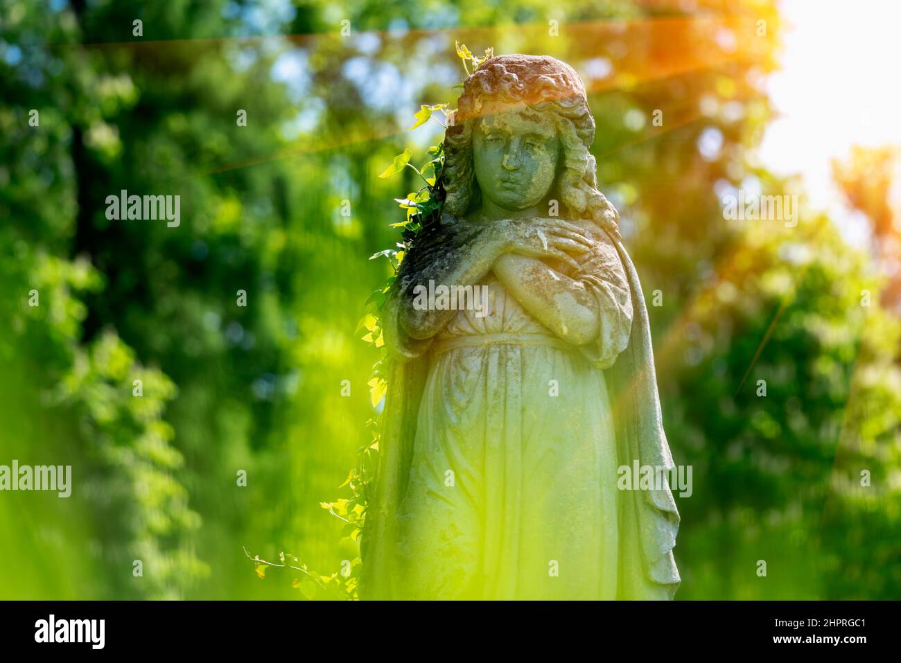 L'ange priant a plié ses bras sur sa poitrine. Fragment d'une statue en pierre très ancienne. Image horizontale. Banque D'Images