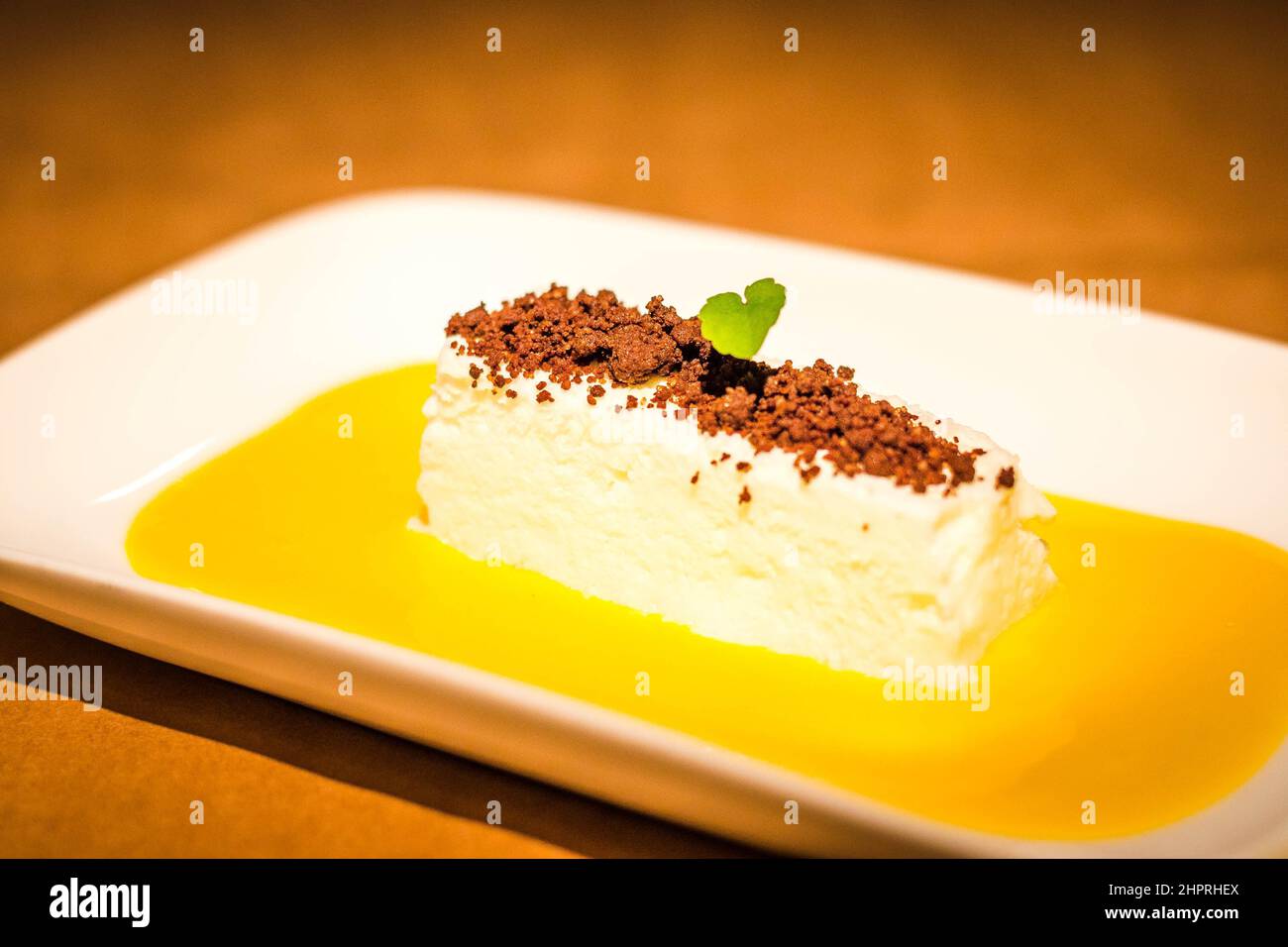 Crème catalane avec crème anglaise et glace à la vanille sur un plat blanc Banque D'Images