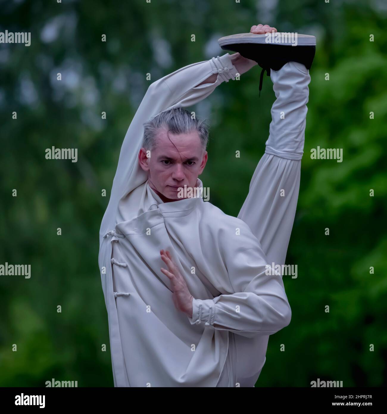 Entraînement Kung Fu. L'homme effectue des exercices physiques quotidiens. Banque D'Images
