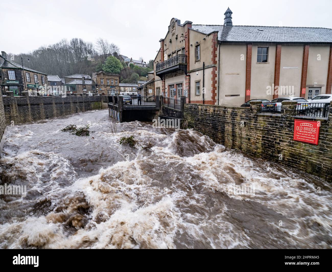 Holmfirth, West Yorkshire, Angleterre, 21st février 2022, La tempête gonflée rivière Holme, traverse Holmfirth après la pluie torrentielle de Storm FR Banque D'Images