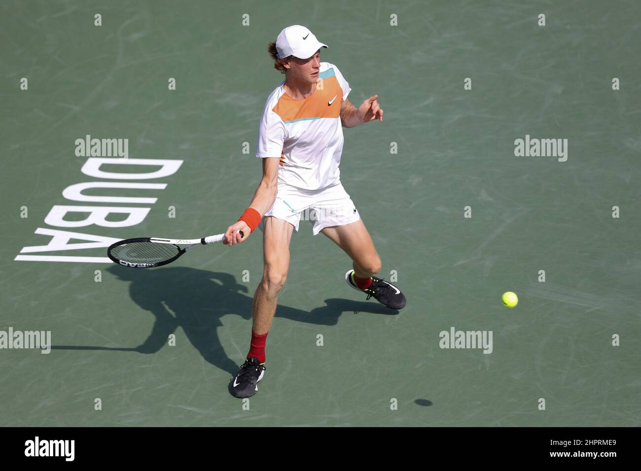 Dubaï, Émirats arabes Unis, 23. Fév. 2022. Jannik, joueur de tennis italien, est en action lors du tournoi des Championnats de tennis duty Free de Dubaï au stade de tennis duty Free de Dubaï, le mercredi 23February 2022., © Juergen Hasenkopf / Alamy Live News Banque D'Images