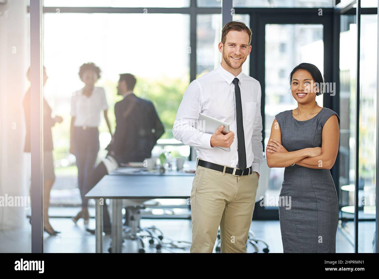 Étaient confiants que le conseil sera réceptif. Portrait rogné de deux collègues se tenant à l'extérieur de la salle de réunion avant leur présentation. Banque D'Images