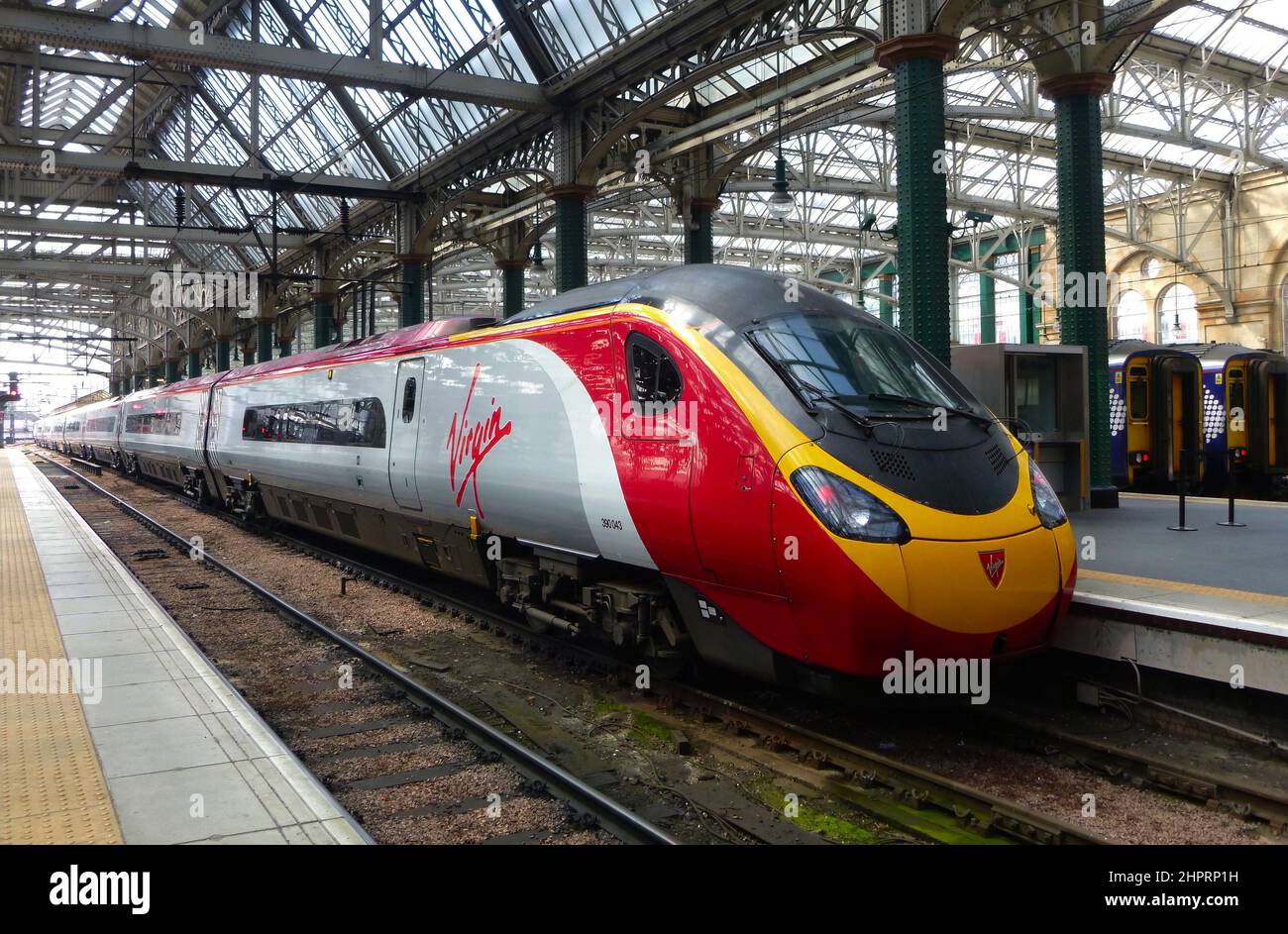 Un train et des wagons Virgin à la gare centrale de Glasgow en Écosse. Banque D'Images